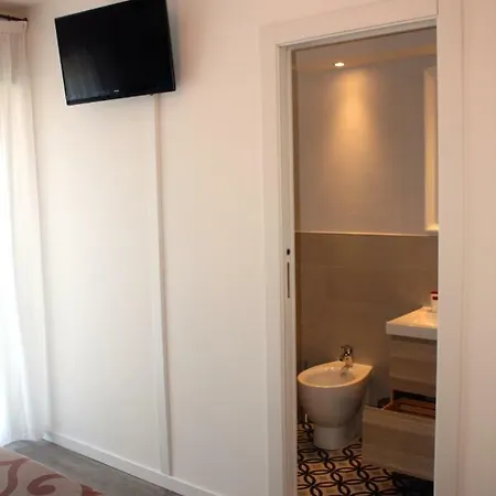 Helga Hotel 2*